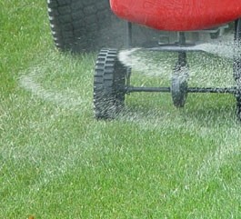  Dünger streuen mit Streuwagen 